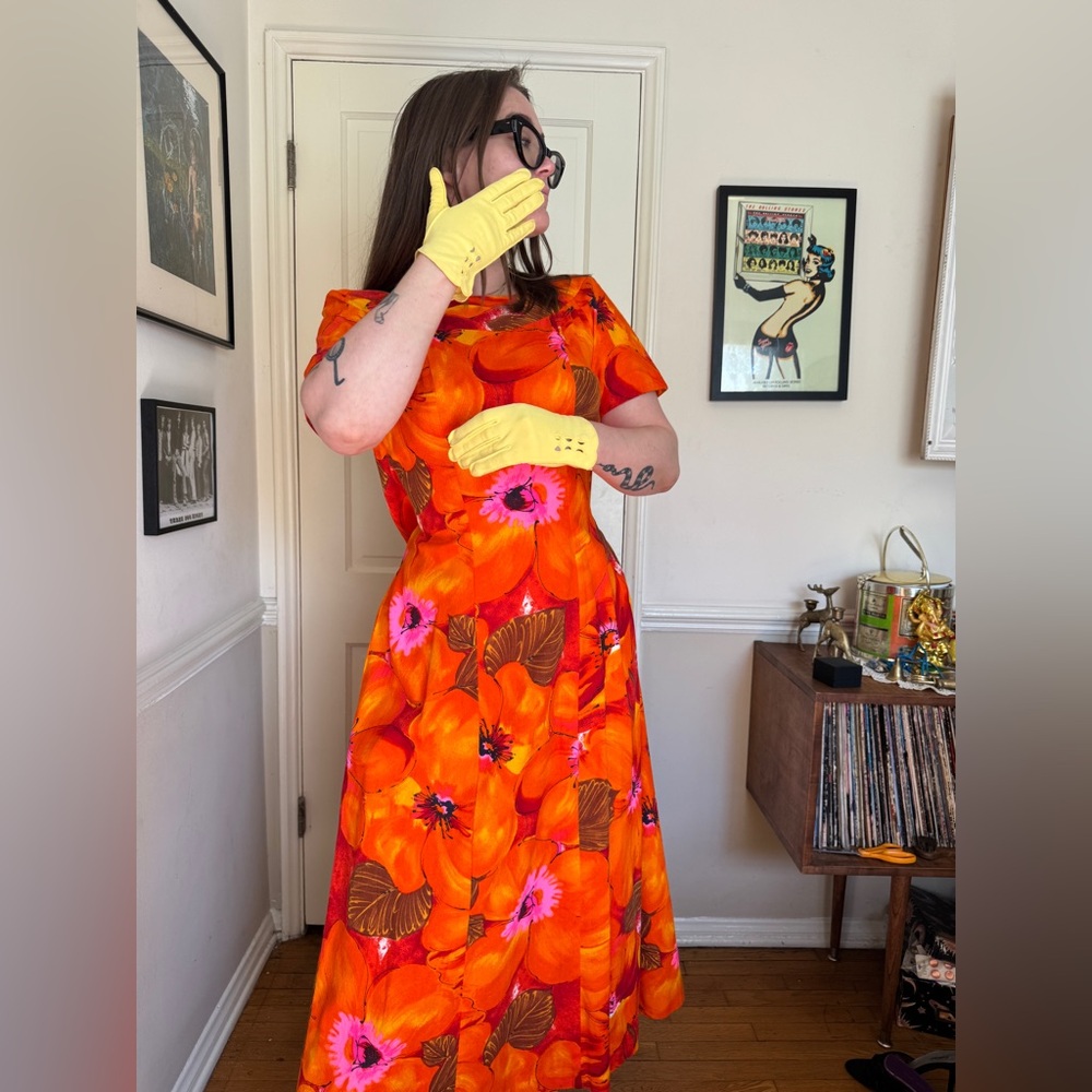 50s-60s Vintage Yellow Short Gloves - Picture 2 of 6
